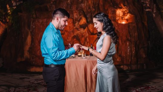 Fotografía de compromiso, pareja feliz celebrando su amor en una cena especial en el Hotel Safi Valle.