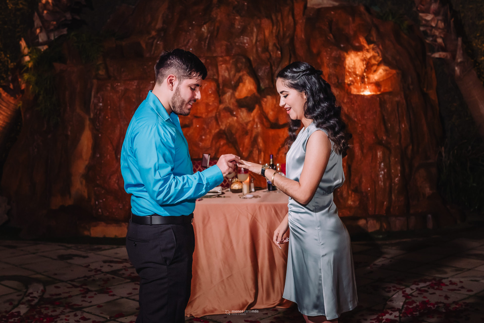 Fotografía de compromiso, pareja feliz celebrando su amor en una cena especial en el Hotel Safi Valle.