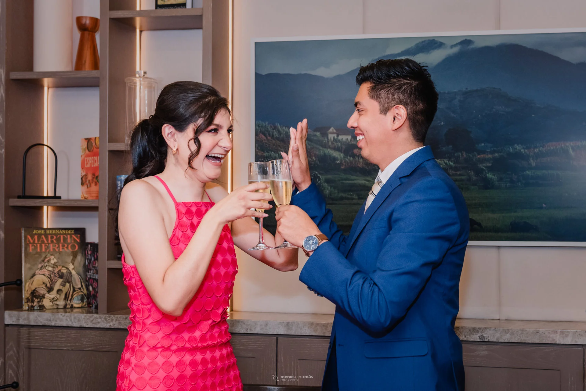 Fotografía de pedida de mano de Viviana y Edgard en restaurante el Gaucho, pareja de novios chocan sus manos durante el brindis