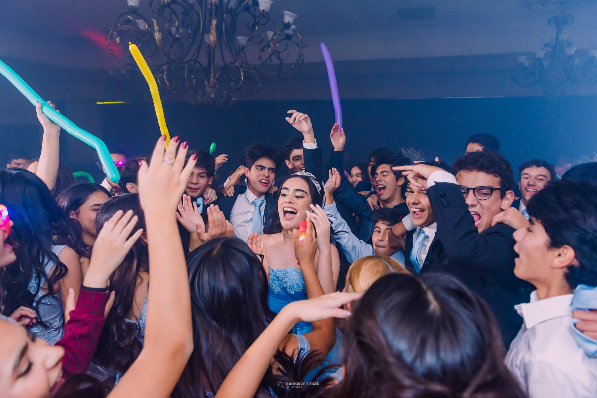 Fotografía de XV de Paola en Las Pampas Eventos, la quinceañera baila junto a sus amistades