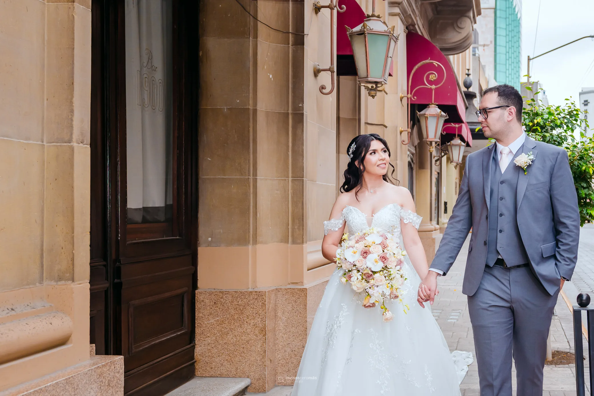 Fotografía de boda de Mitzi y Esteban en Altessa Eventos, sesión en Hotel Ancira