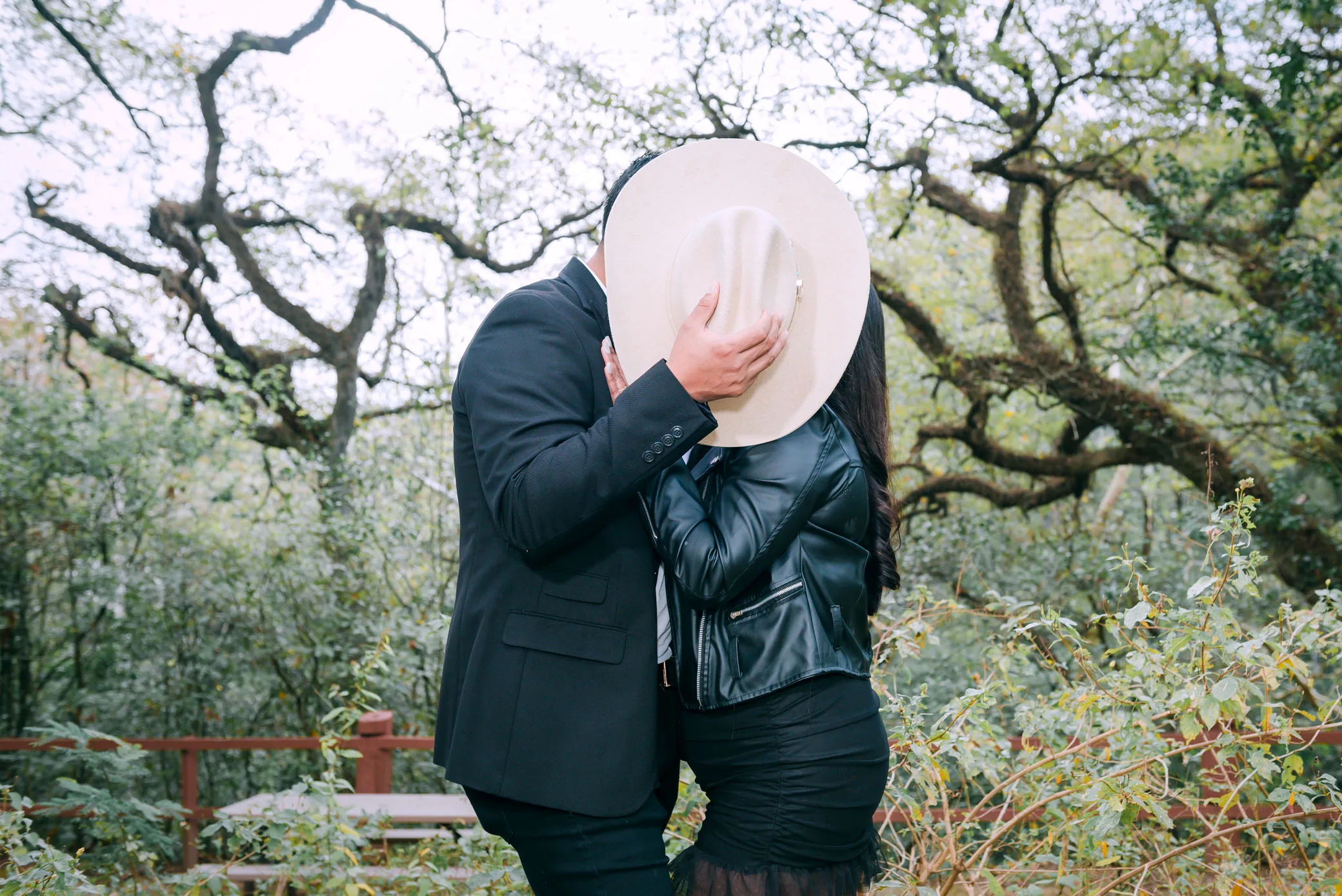 Sesión fotográfica casual de novios en Parque Natural La Estanzuela - Reyna y Erik