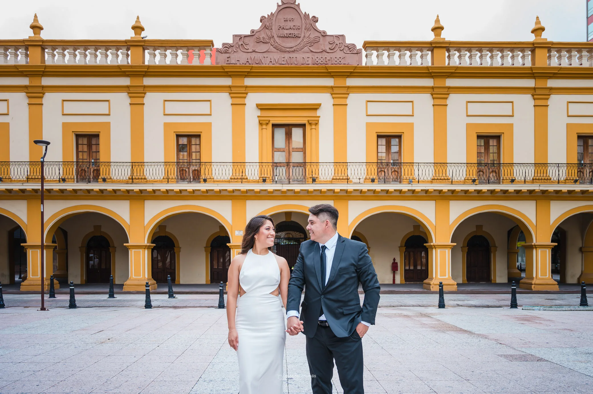 Sesión de Novios de Deyaneira y Ricardo en Museo Metropolitano Monterrey