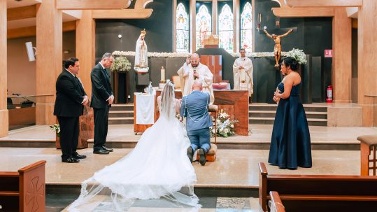Mabe y Drew durante su boda en la Parroquia de Fátima, como parte de la creación de contenido para su boda con recepción en el Hotel Quinta Real, Monterrey