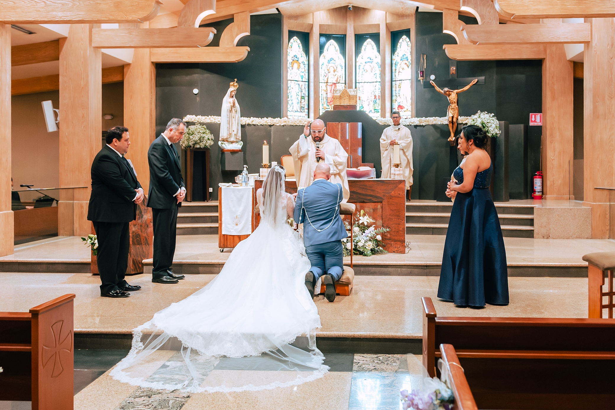 Mabe y Drew durante su boda en la Parroquia de Fátima, como parte de la creación de contenido para su boda con recepción en el Hotel Quinta Real, Monterrey