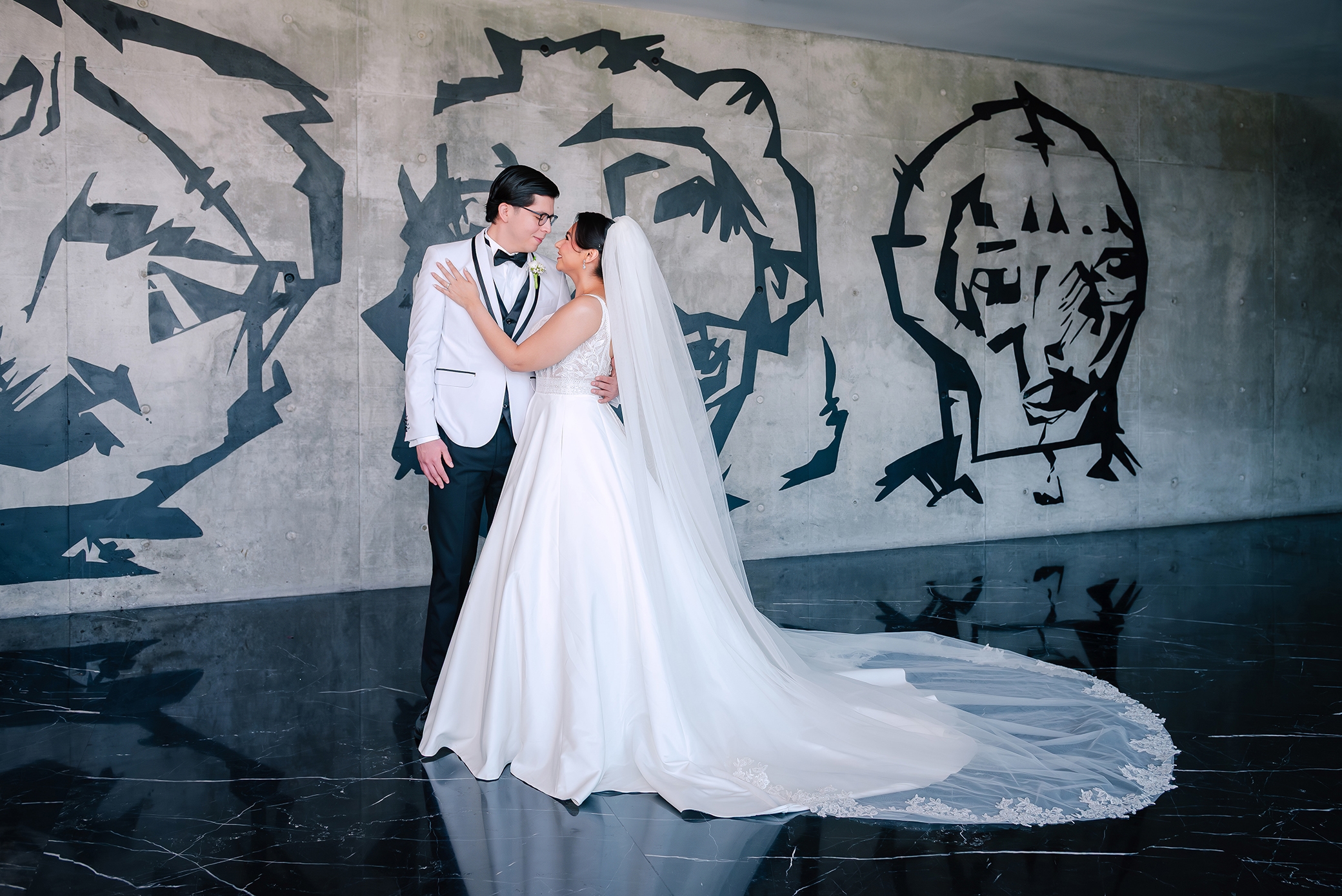 Sesión formal de novios de Paulina y Fidel en el Hotel Fiesta Americana Pabellón M, antes de su recepción en Las Pampas Eventos, Monterrey